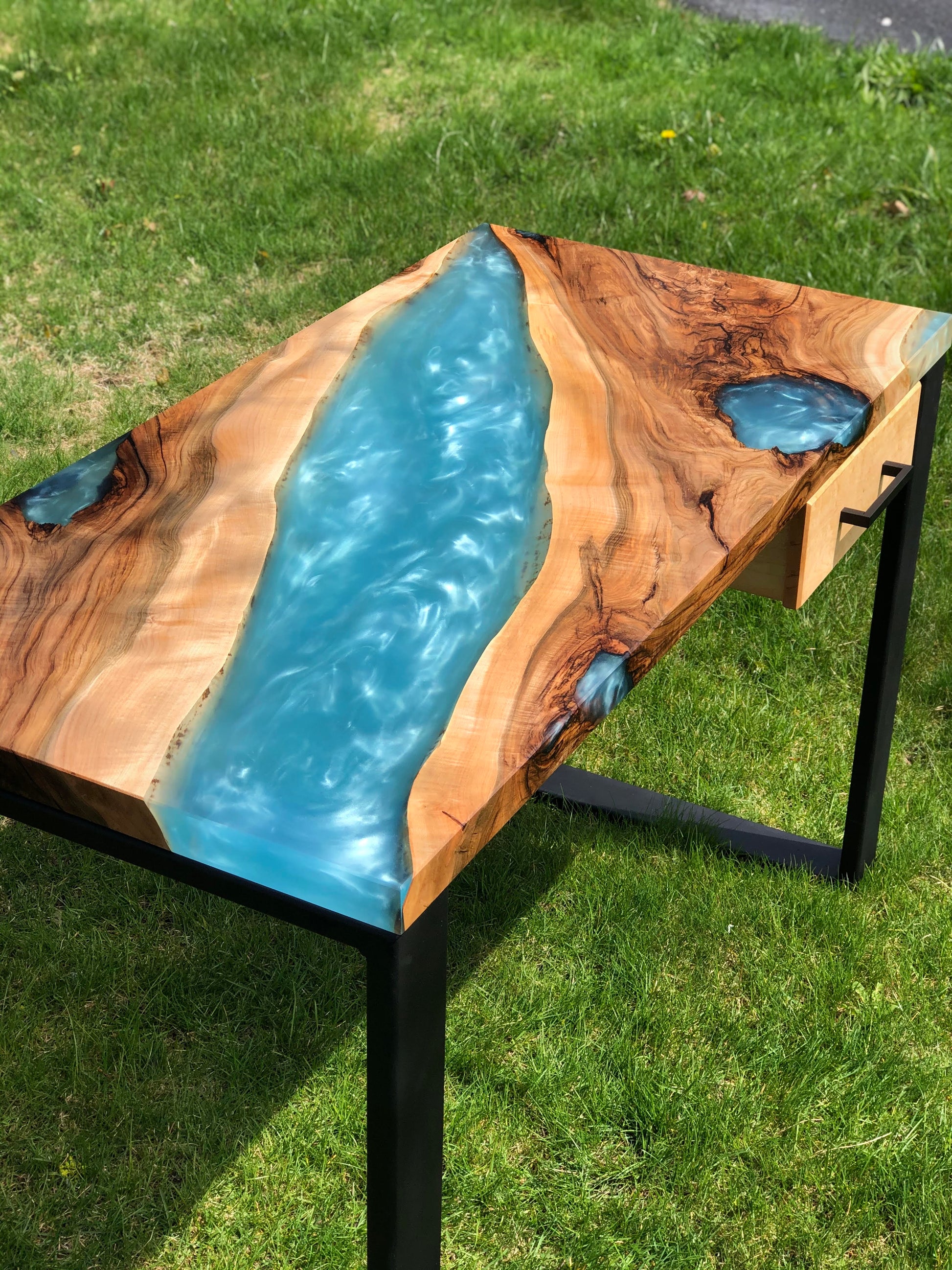 river table with metallic pigments