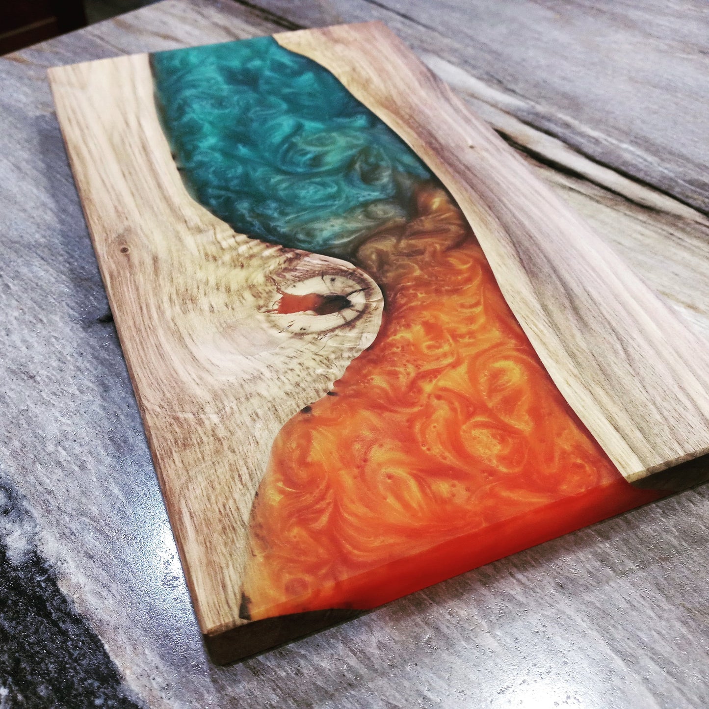 Epoxy serving tray with metallic pigments